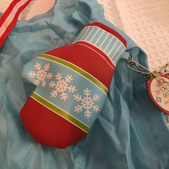 NWT Two’s Company All decked out on the go tote with key chain and toggle - Picture 5 of 8